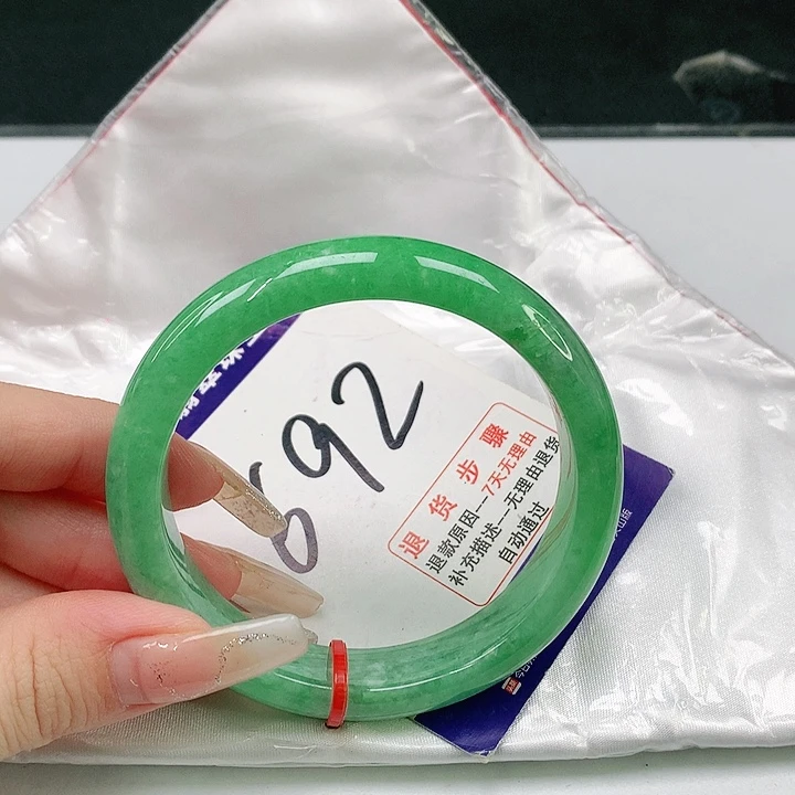 翡翠手镯未镶嵌翡翠手镯