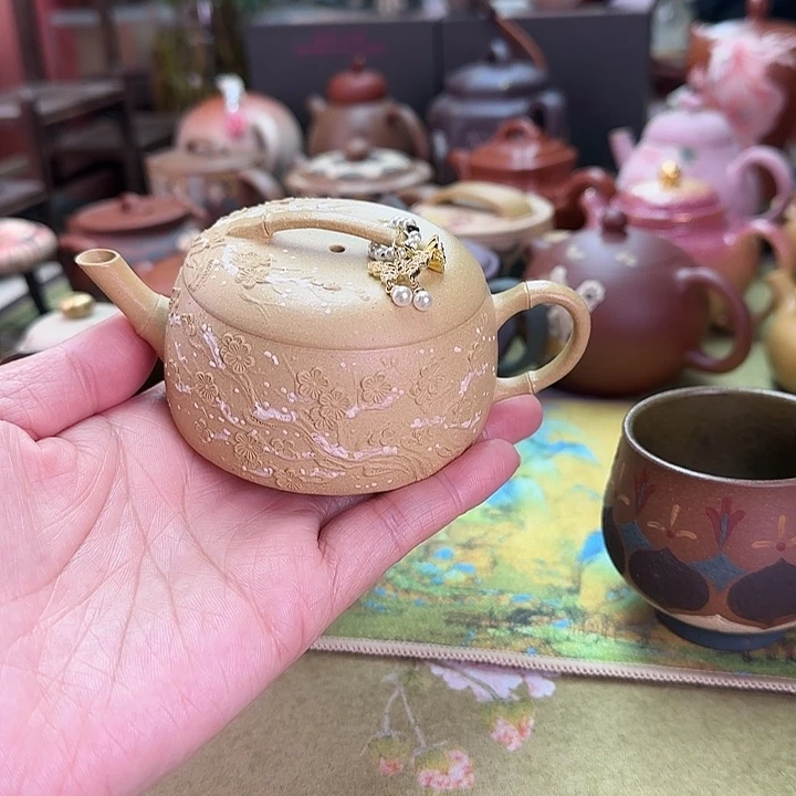 紫砂茶壶雪景梅花