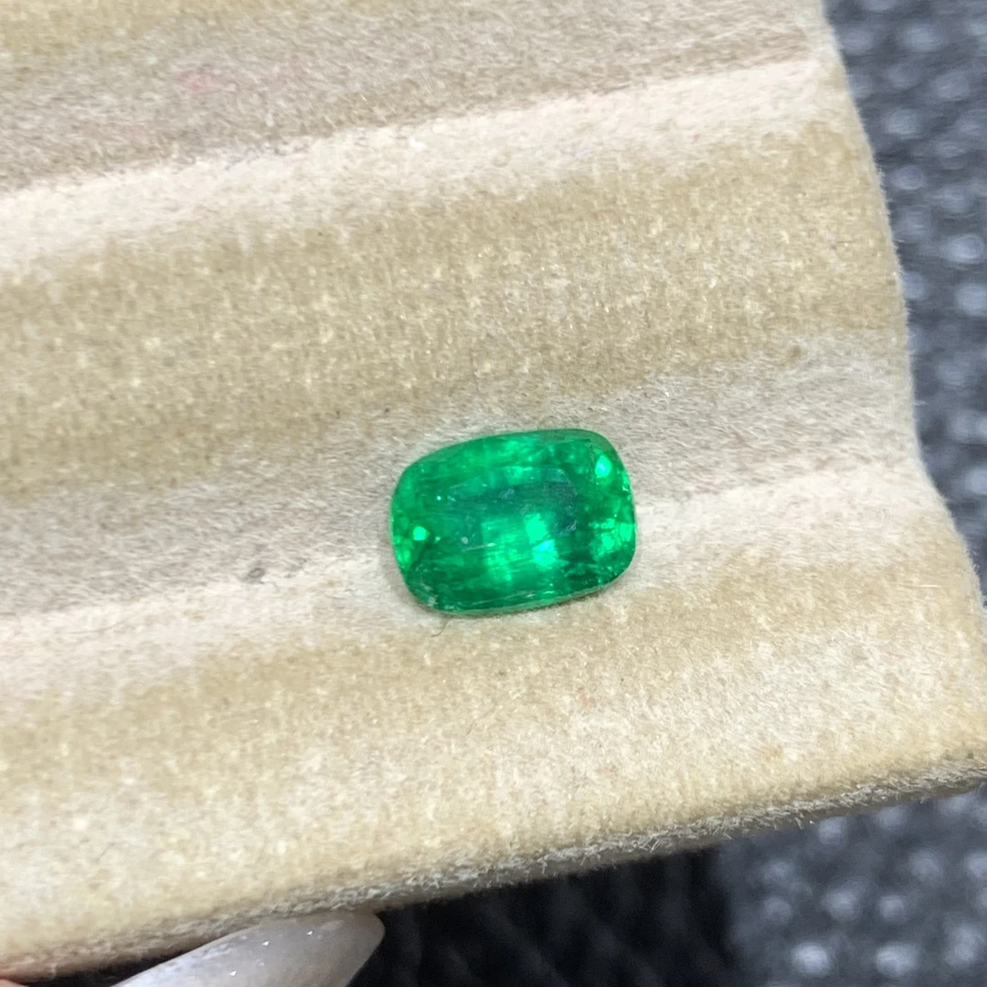 天然彩宝潘杰希尔沃顿色祖母绿裸石枕形5.2x7.1重0.89ct可配托
