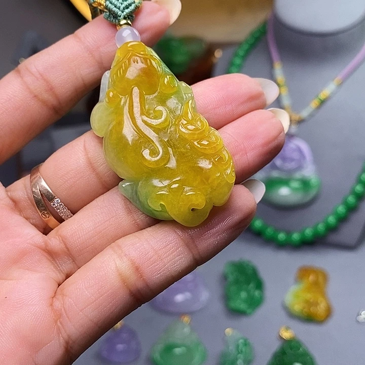 翡翠未镶嵌吊坠(赠链)