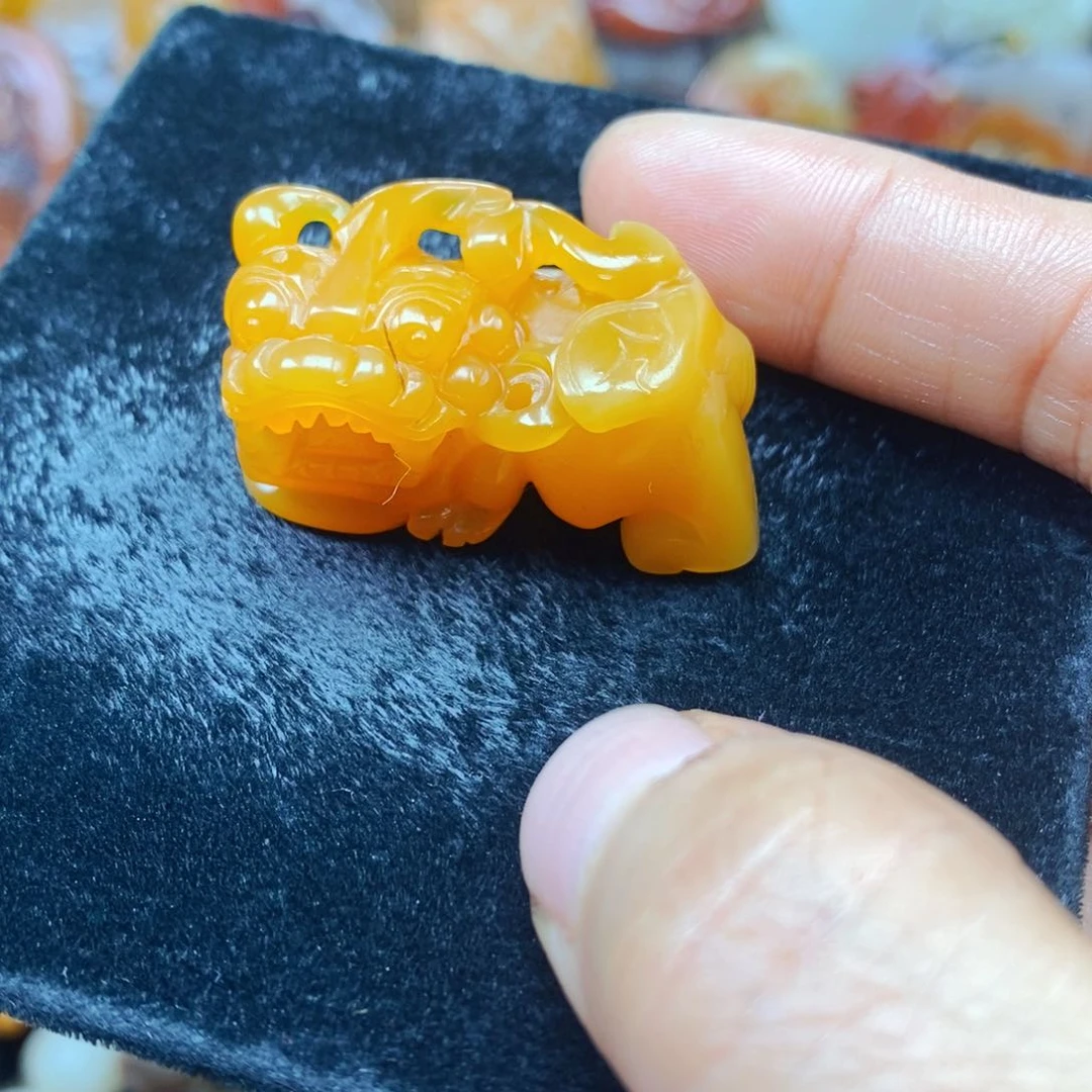 石英质玉（黄龙玉）未镶嵌颈饰