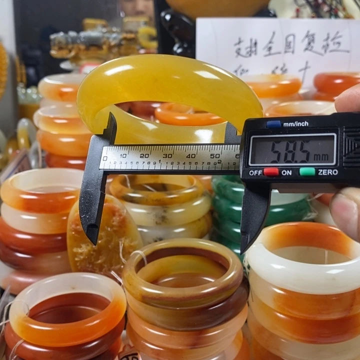 石英质玉（黄龙玉）颈饰合金