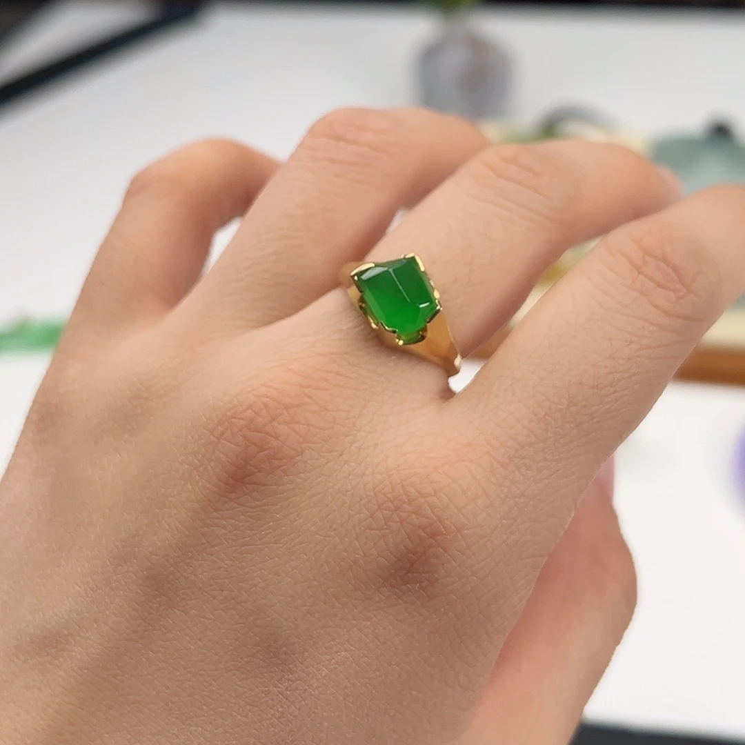 翡翠18K金镶嵌戒指