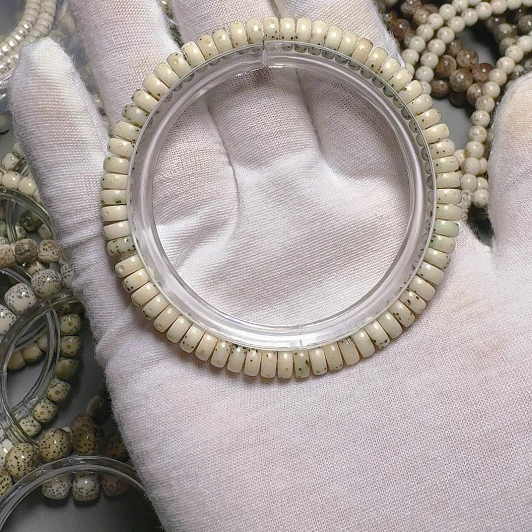 趴***娃星月菩提手串原生态石玉料药片手串