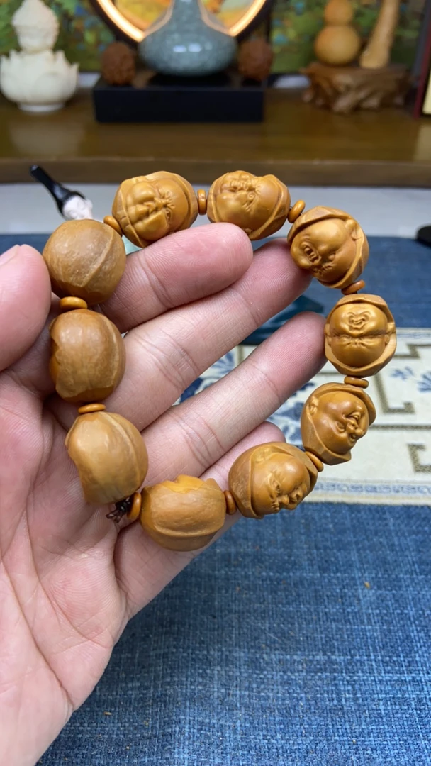 橄榄核雕包衣百态