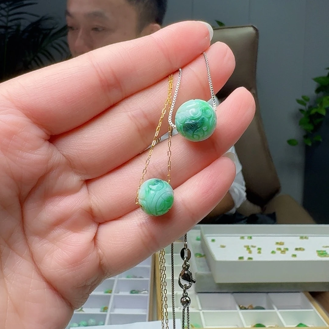 翡翠未镶嵌吊坠(赠链)多样性发货其一
