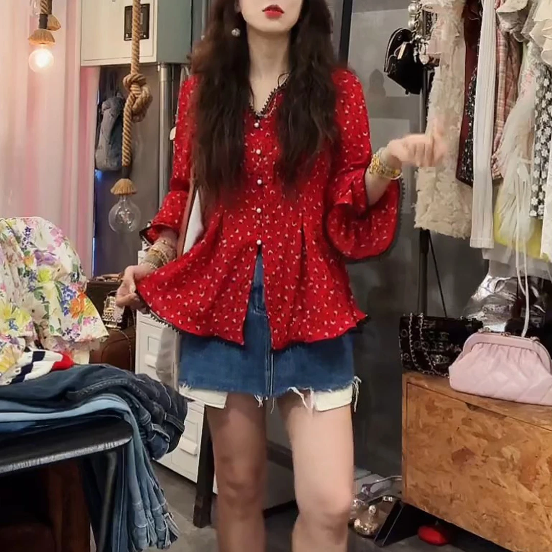 韩系时尚碎花v领显瘦衬衫夏季新款2025喇叭袖复古红色显白上衣女
