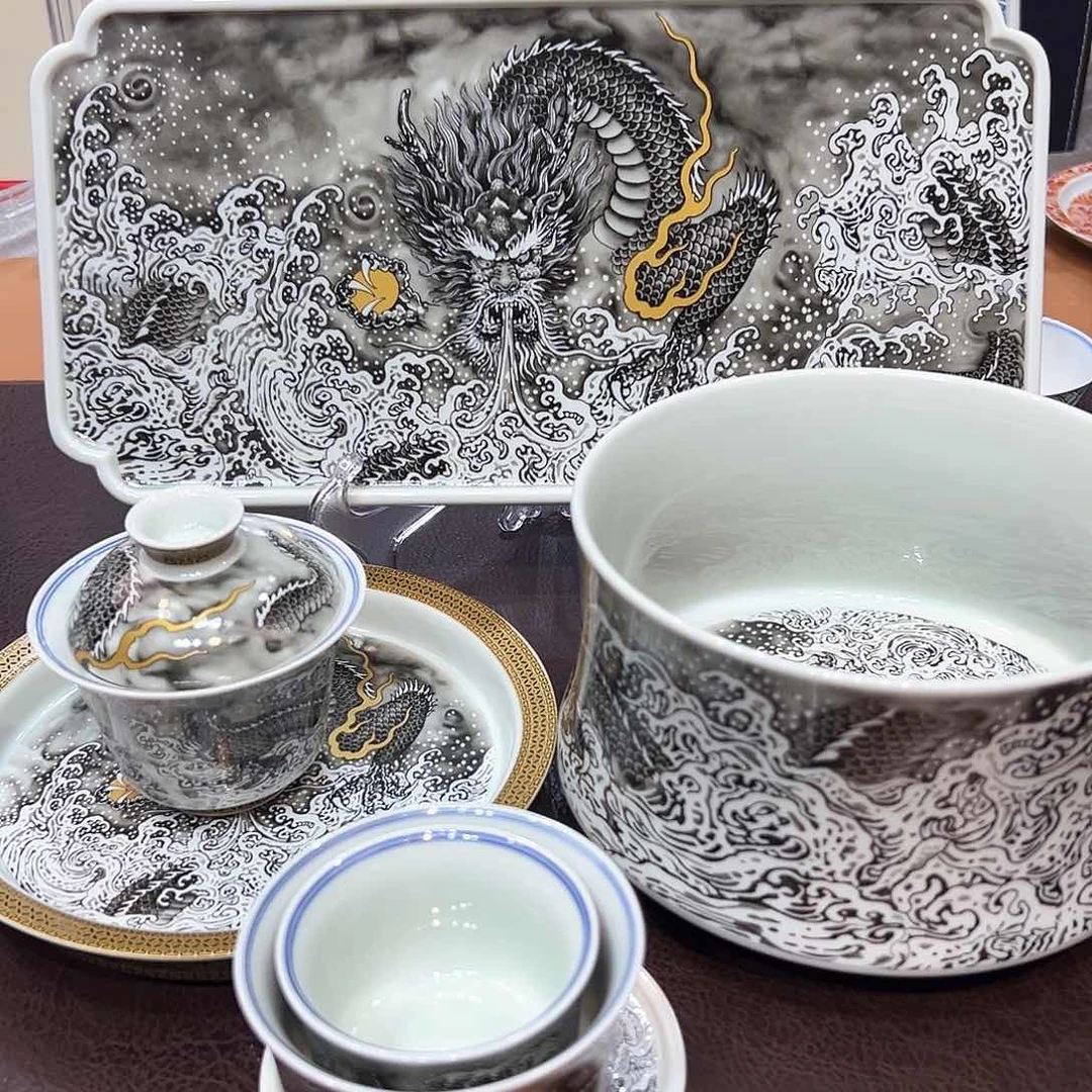 摆件景德镇陶瓷艺术展在上海举办的第一场个人画展中荣获