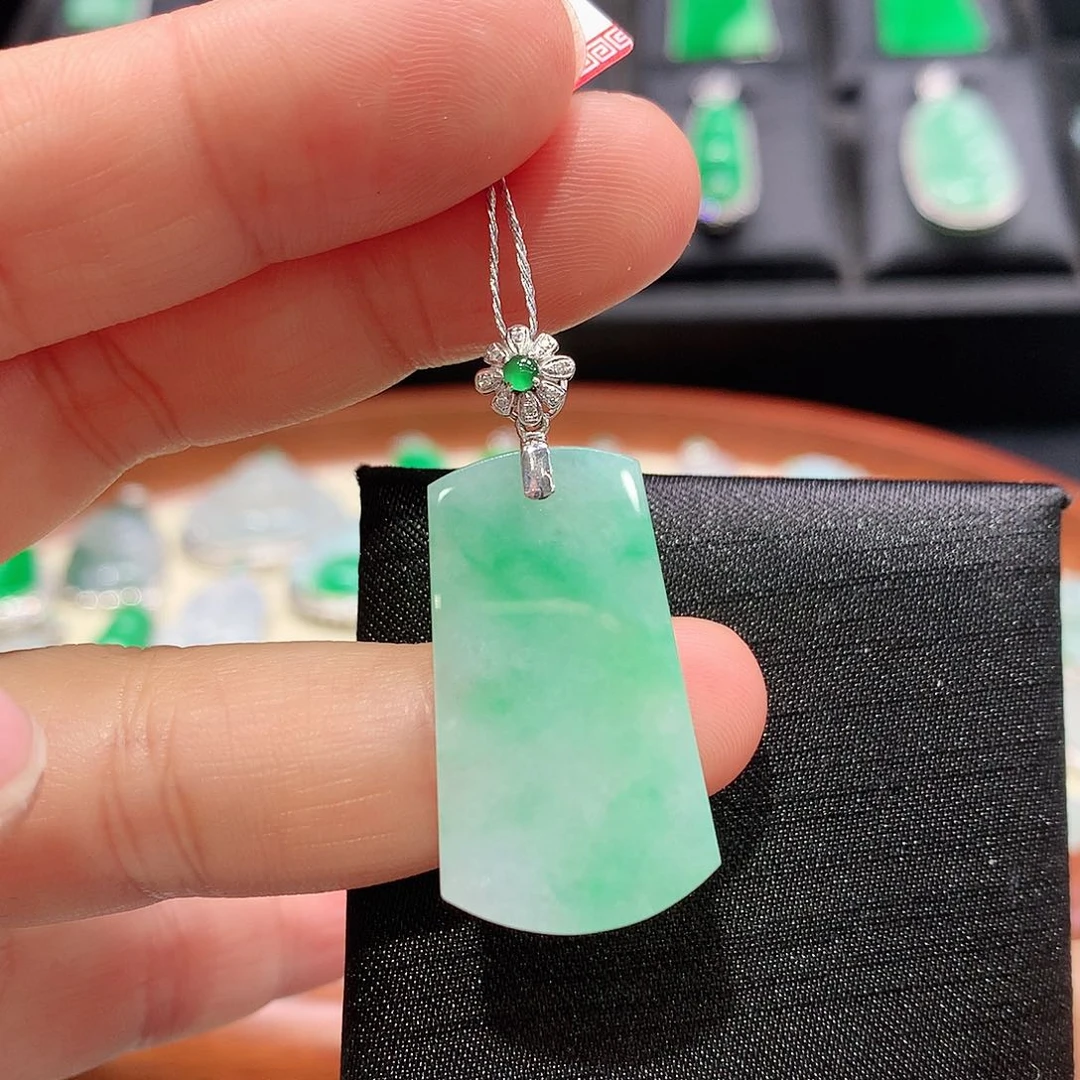 翡翠颈饰18K金镶嵌无事牌