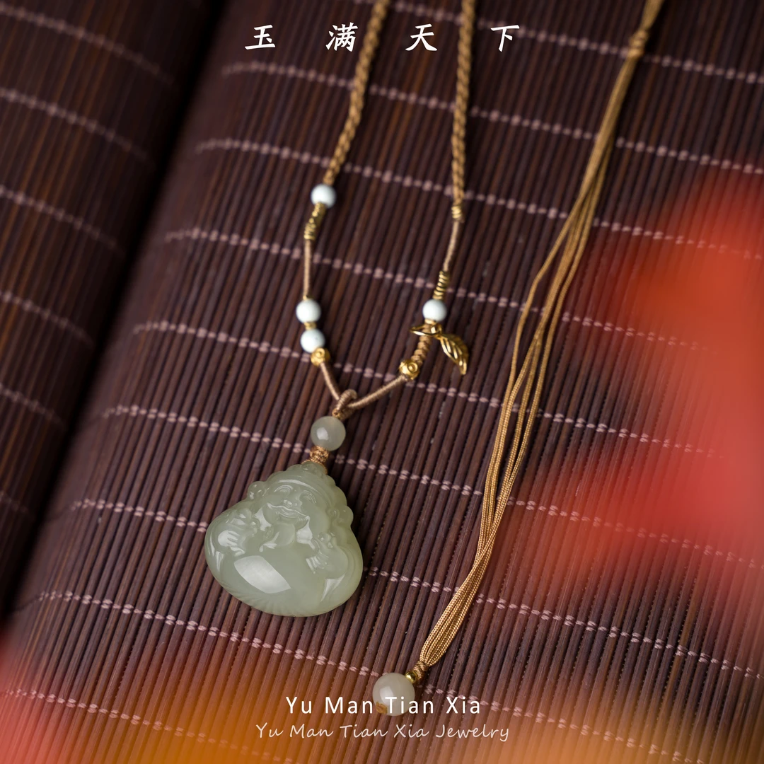 玉满天下富态圆润手工雕刻财神爷吊坠（和田玉材质）颜色多样性发一