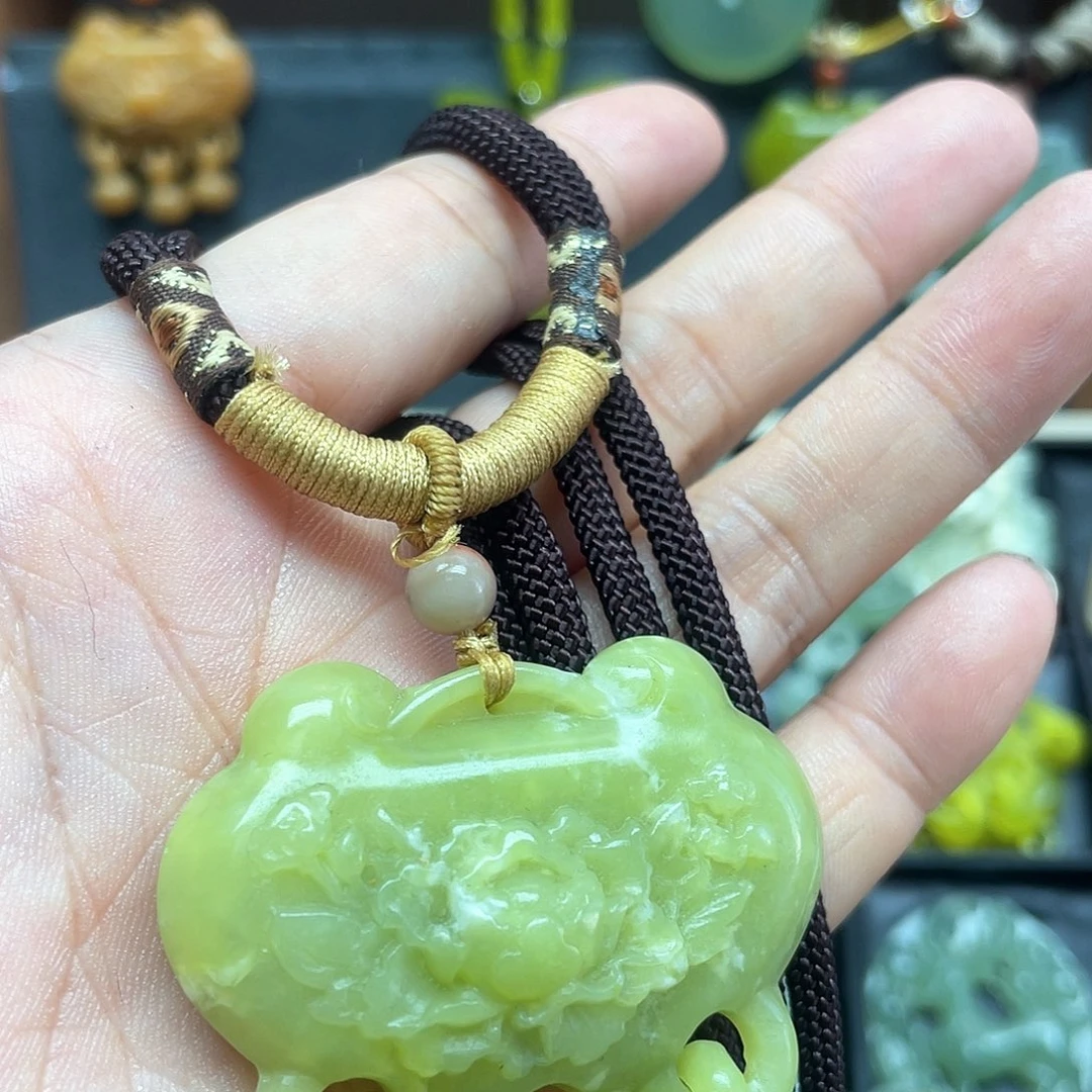 蛇纹石玉未镶嵌颈饰