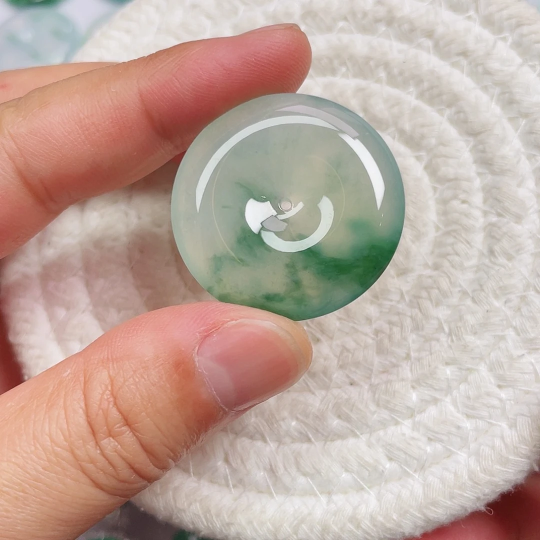 翡翠未镶嵌颈饰平安扣