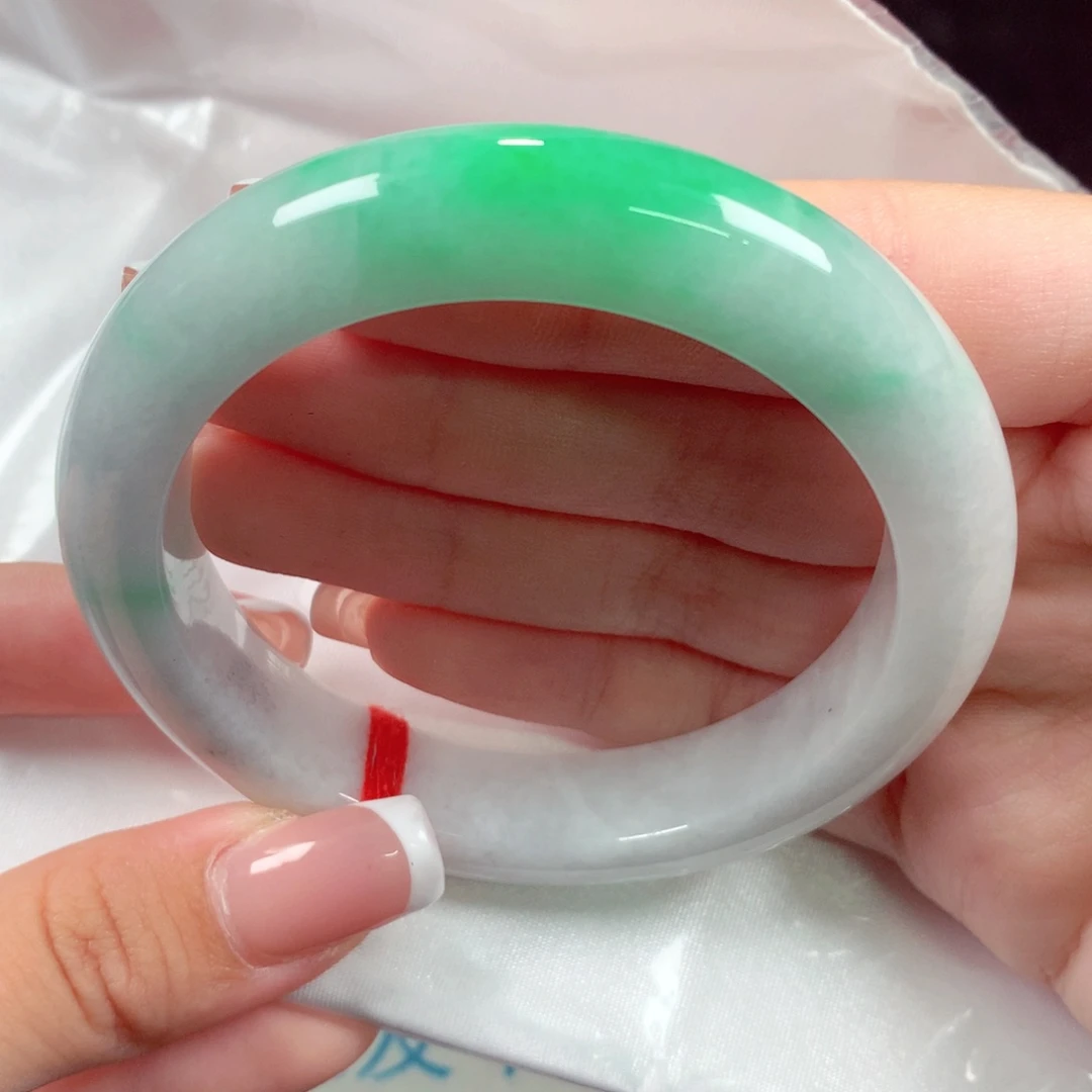 翡翠手镯未镶嵌57圈半山水阳绿