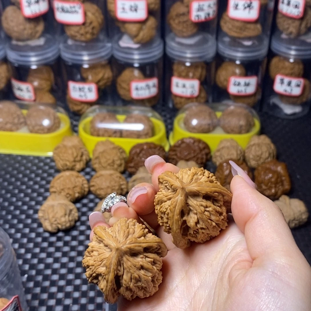 文玩核桃吊坠虎头奔