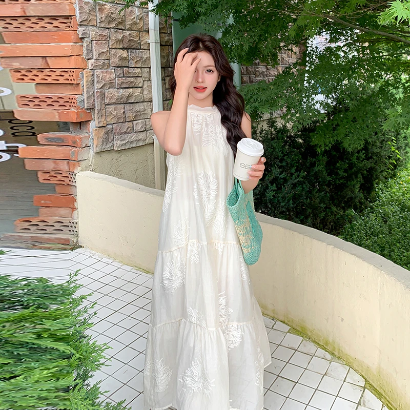 法式度假风挂脖长裙女2025夏季新款温柔风刺绣超仙高级感连衣裙