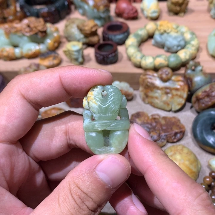 未镶嵌岫岩河磨玉（透闪石质玉）挂件