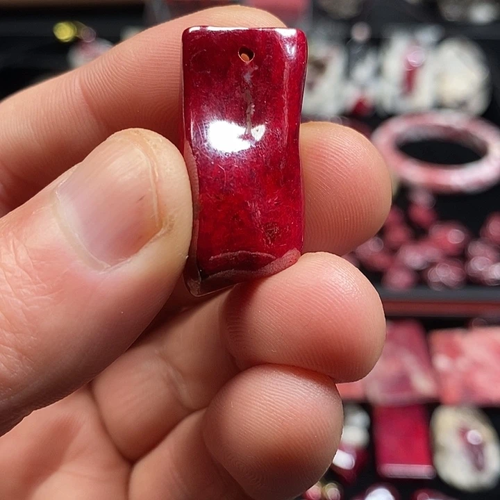 天然辰砂天然朱砂原矿打磨随行吊坠