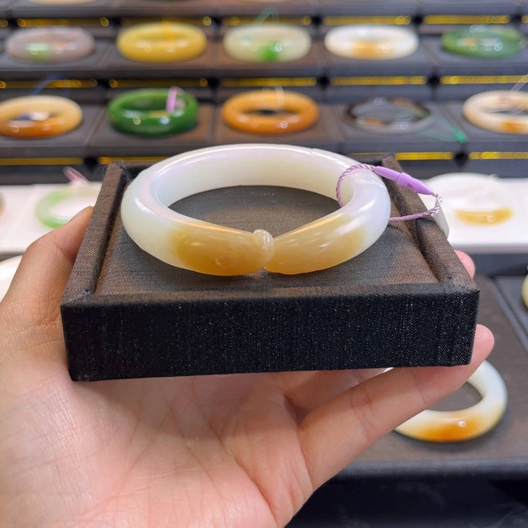 和田玉未镶嵌手镯柔光雕刻糖白鱼镯