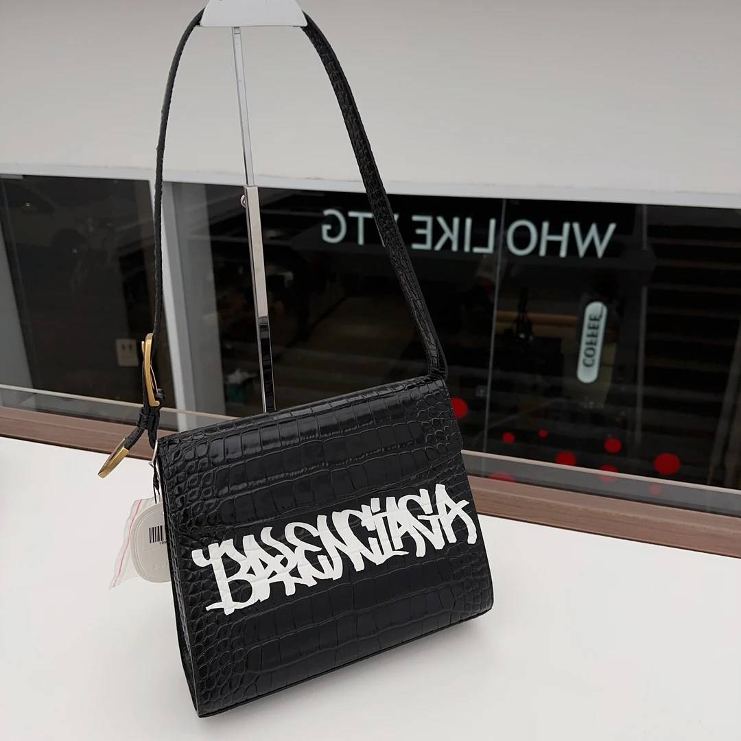 95新 Balenciaga/巴黎世家 压纹腋下斜挎包【文子姐专属】D2432