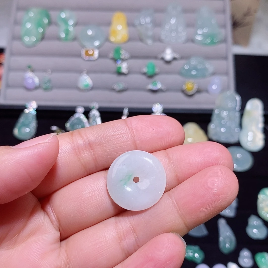 翡翠未镶嵌颈饰平安扣