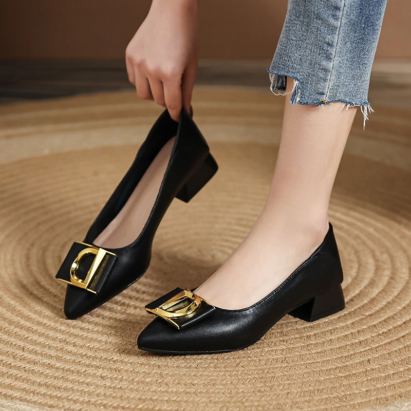尖头单鞋女2025年春季新款金属扣子浅口粗跟中跟纯色真皮简约女鞋