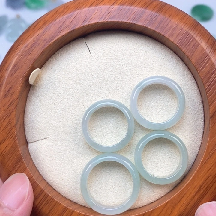 翡翠未镶嵌颈饰多样性发其一