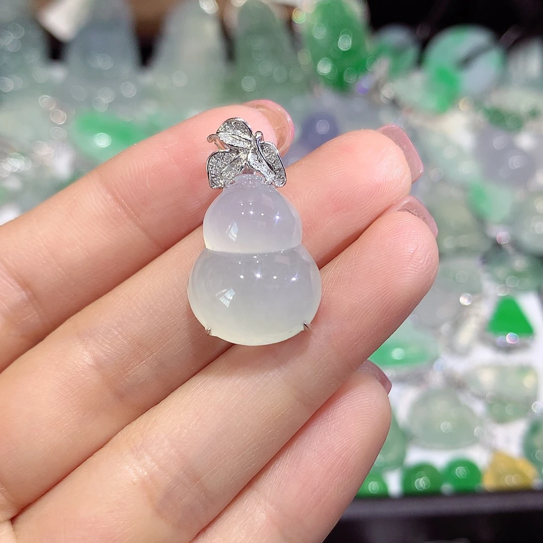 翡翠18K金镶嵌颈饰葫芦