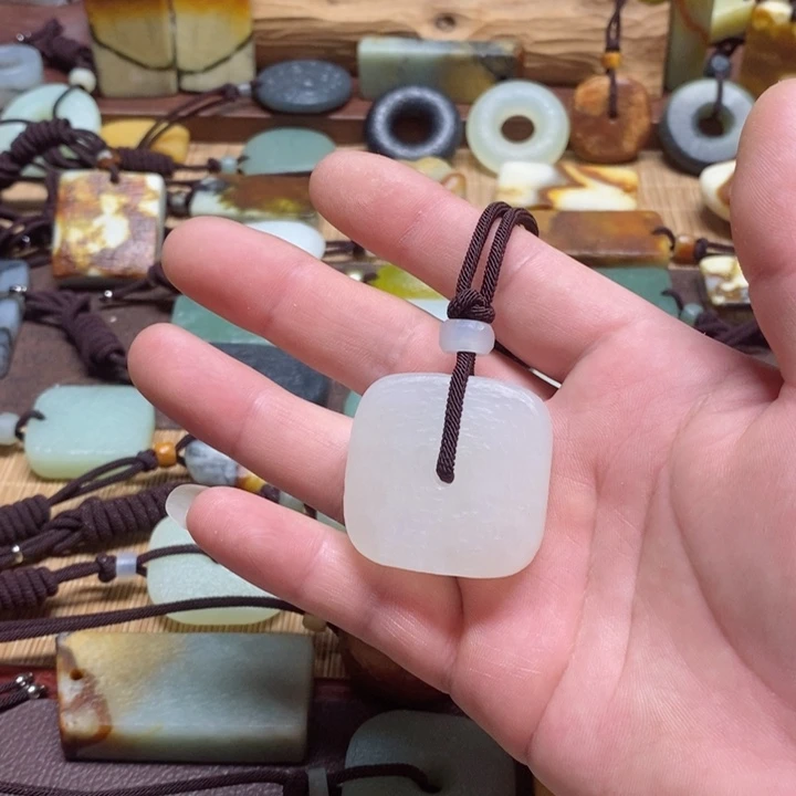 蛇纹石玉挂件未镶嵌不*悉