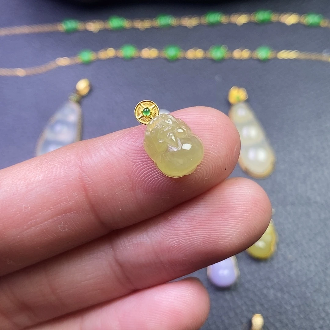 颈饰18K金镶嵌翡翠