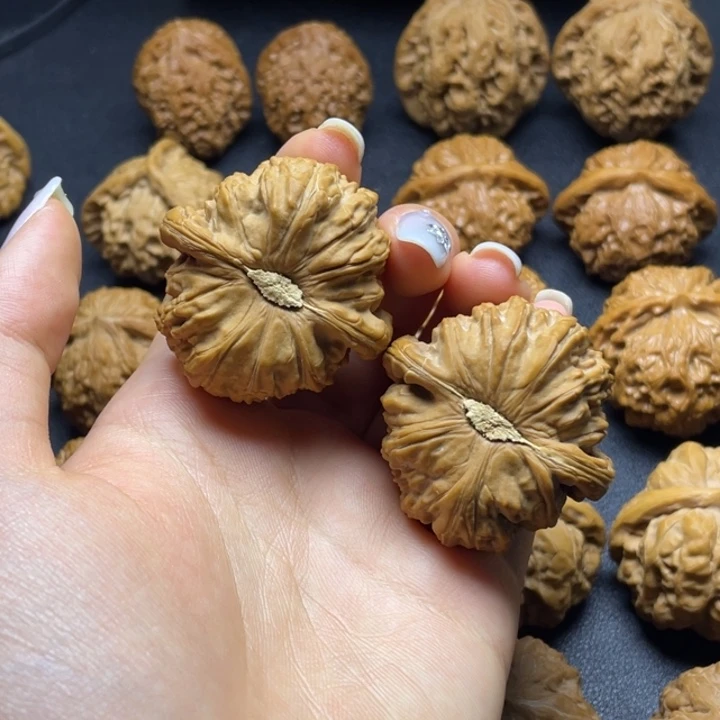 文玩核桃吊坠42球白