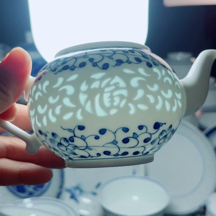 青花玲珑小壶福字雕刻