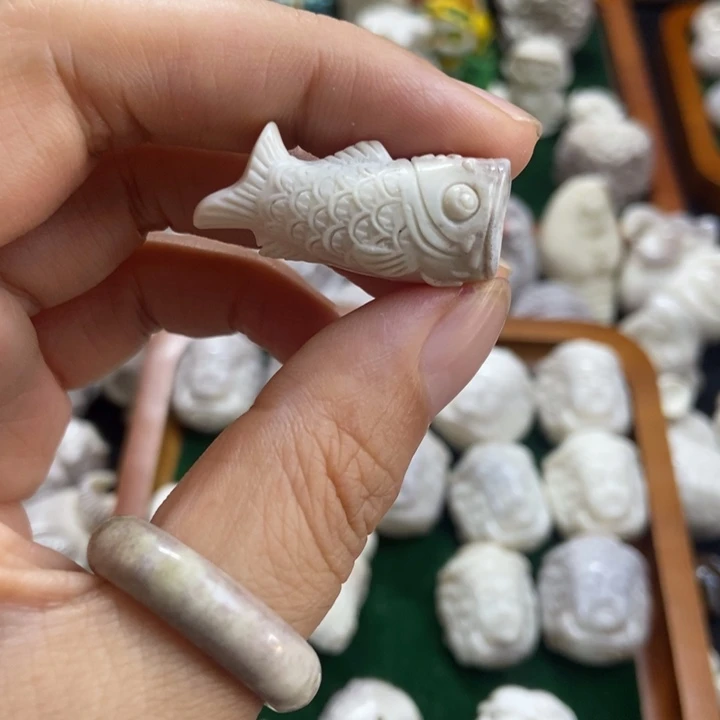 配饰鹿角雕刻一个出