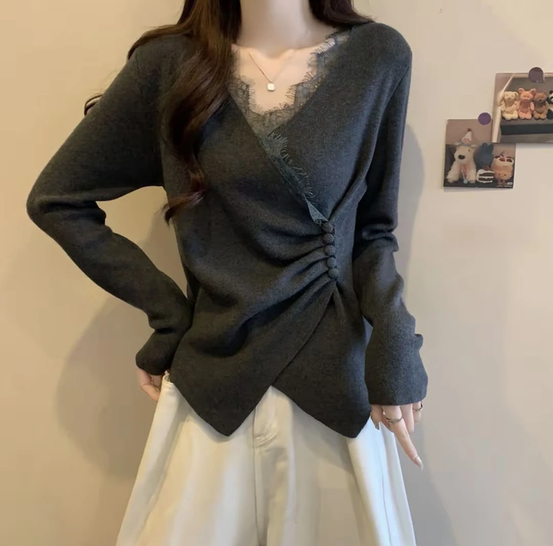 2025新款秋冬大码女装显瘦遮肉设计感V领蕾丝拼接打底慵懒感上衣
