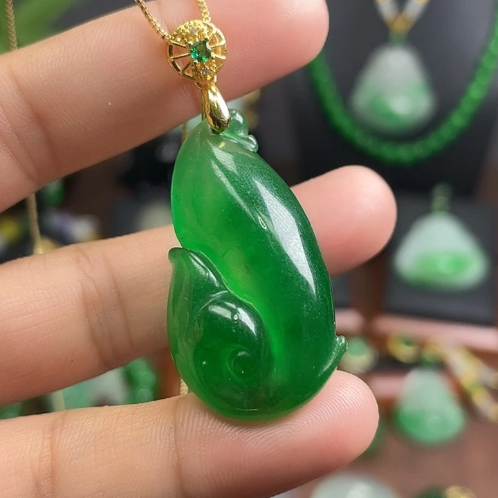 翡翠未镶嵌吊坠(赠链)