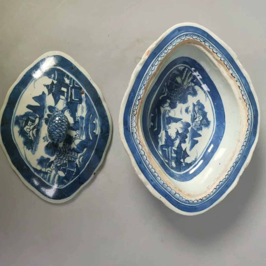 清代 SCS16349乾隆青花亭台楼阁山水人物花口盖盒