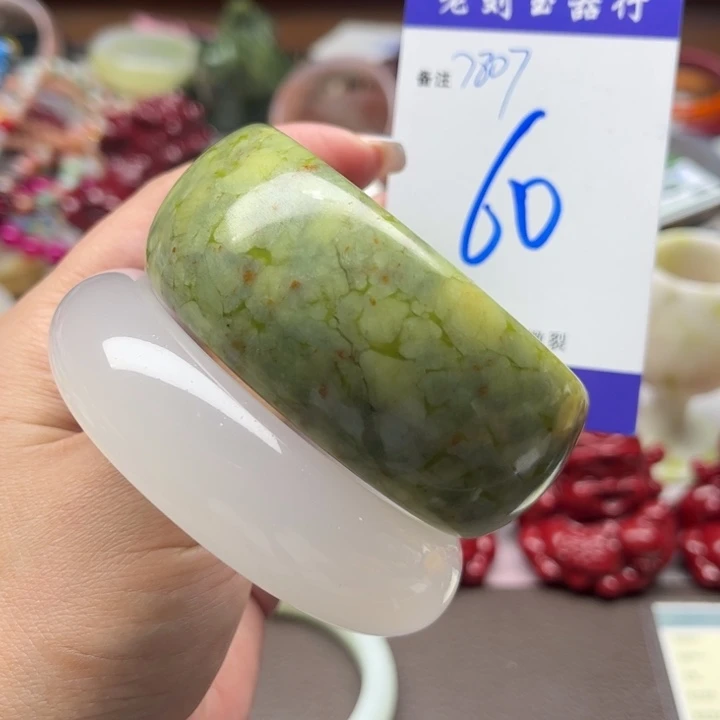 蛇纹石玉手镯未镶嵌