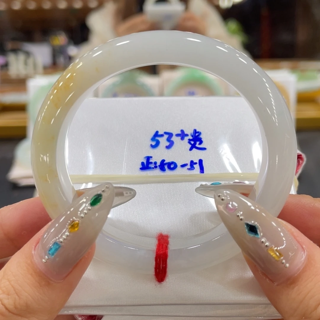 翡翠手镯未镶嵌翡翠
