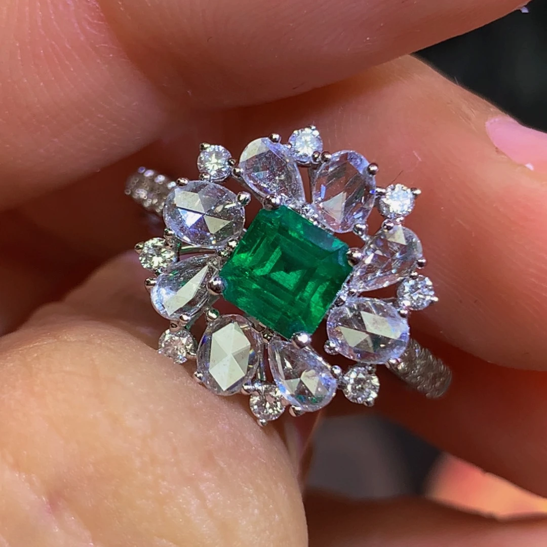 18K金镶嵌戒指祖母绿0.78ct潘潘沃顿VB极微油