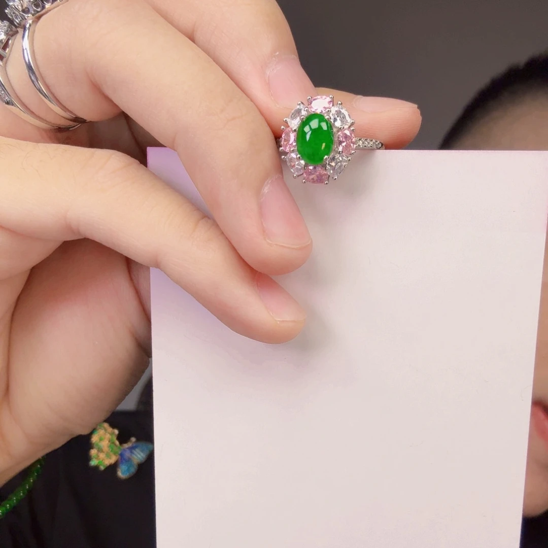 翡翠未镶嵌颈饰一件