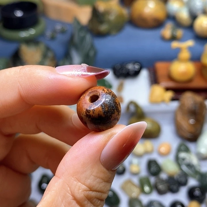未镶嵌岫岩河磨玉（透闪石质玉）挂件