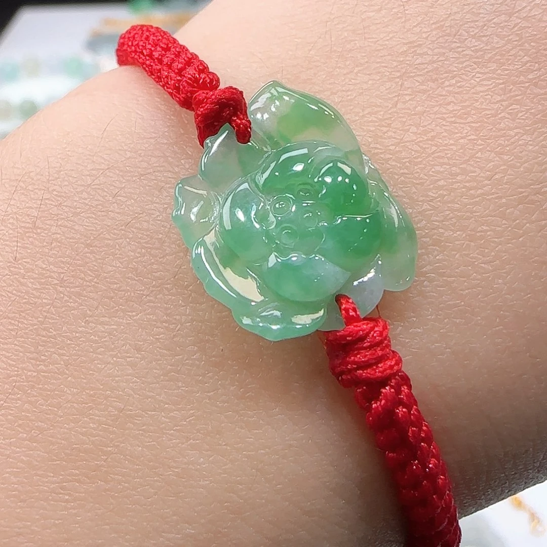 翡翠未镶嵌颈饰莲花