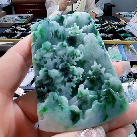 翡翠未镶嵌颈饰一个