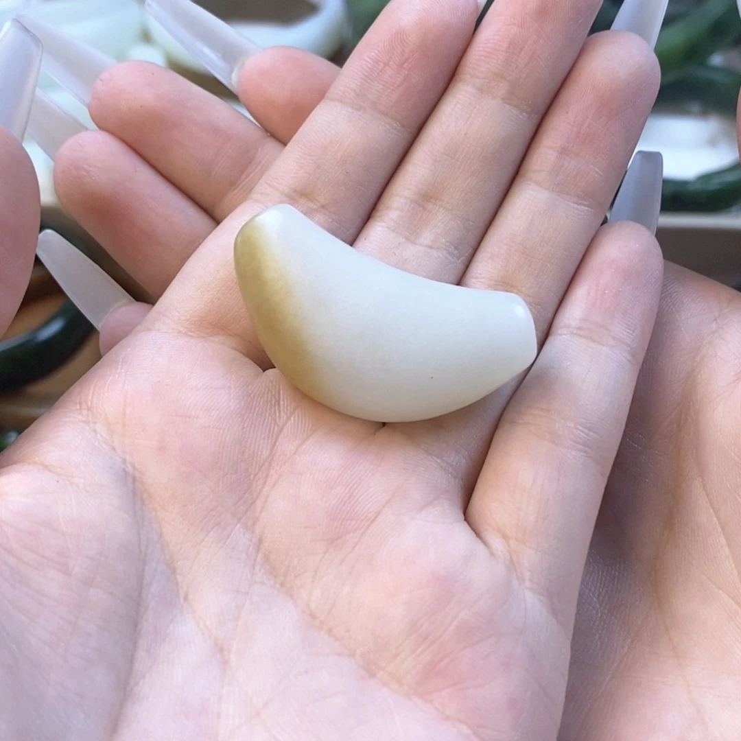 沐***桐和田玉（糖玉）未镶嵌颈饰定制