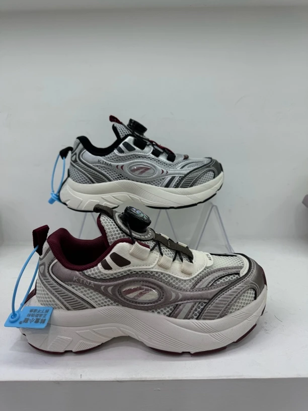 2025年夏款旋转纽扣，防滑贴片运动鞋，时尚百搭。