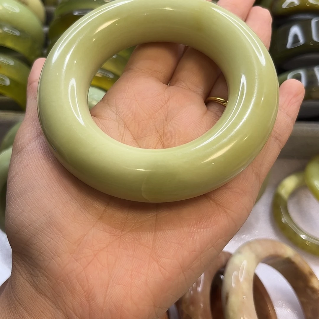 大***蛾蛇纹石玉未镶嵌手镯55有瑕