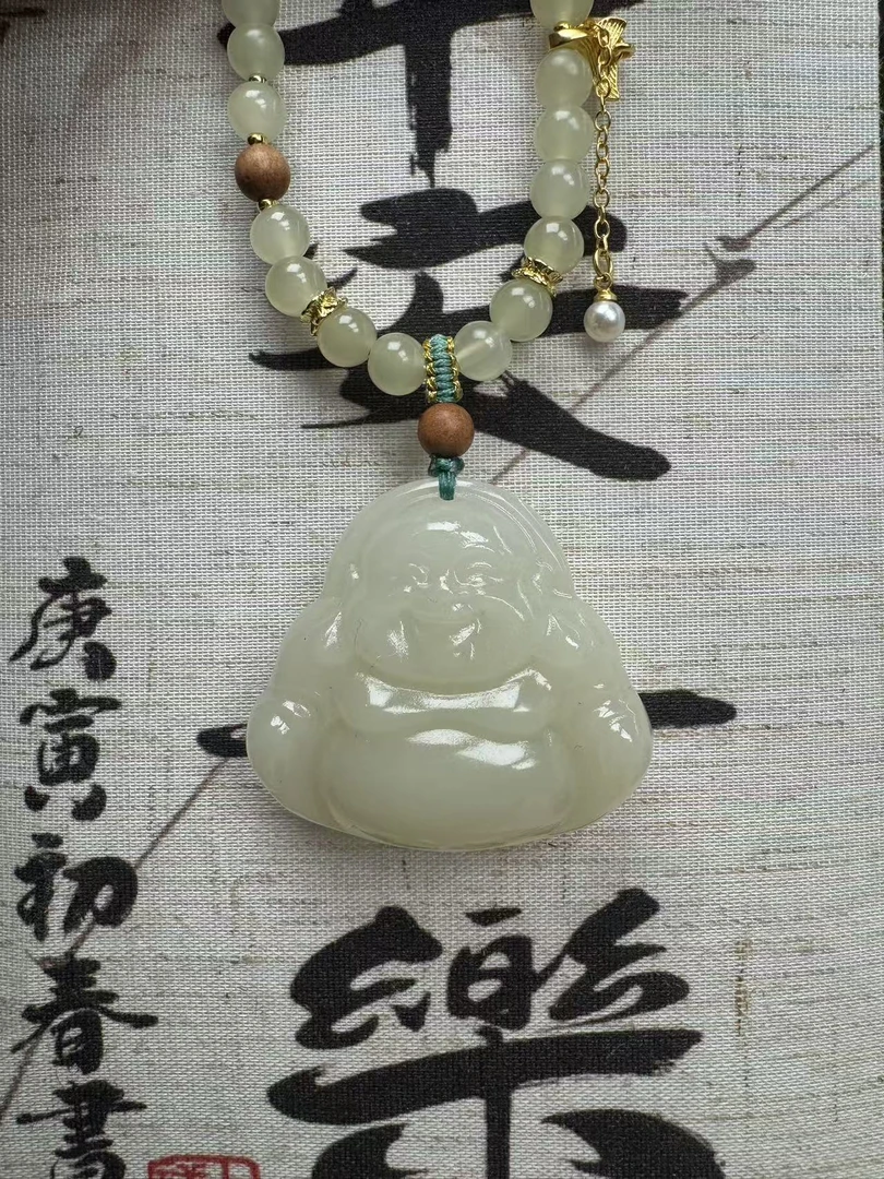 天然晴水色大肚弥勒佛吊坠（重工珠串绳