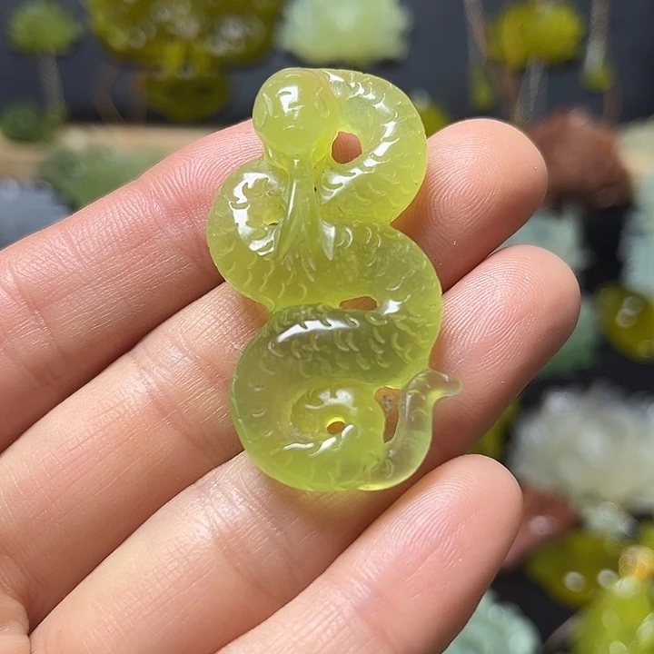 蛇纹石玉未镶嵌颈饰