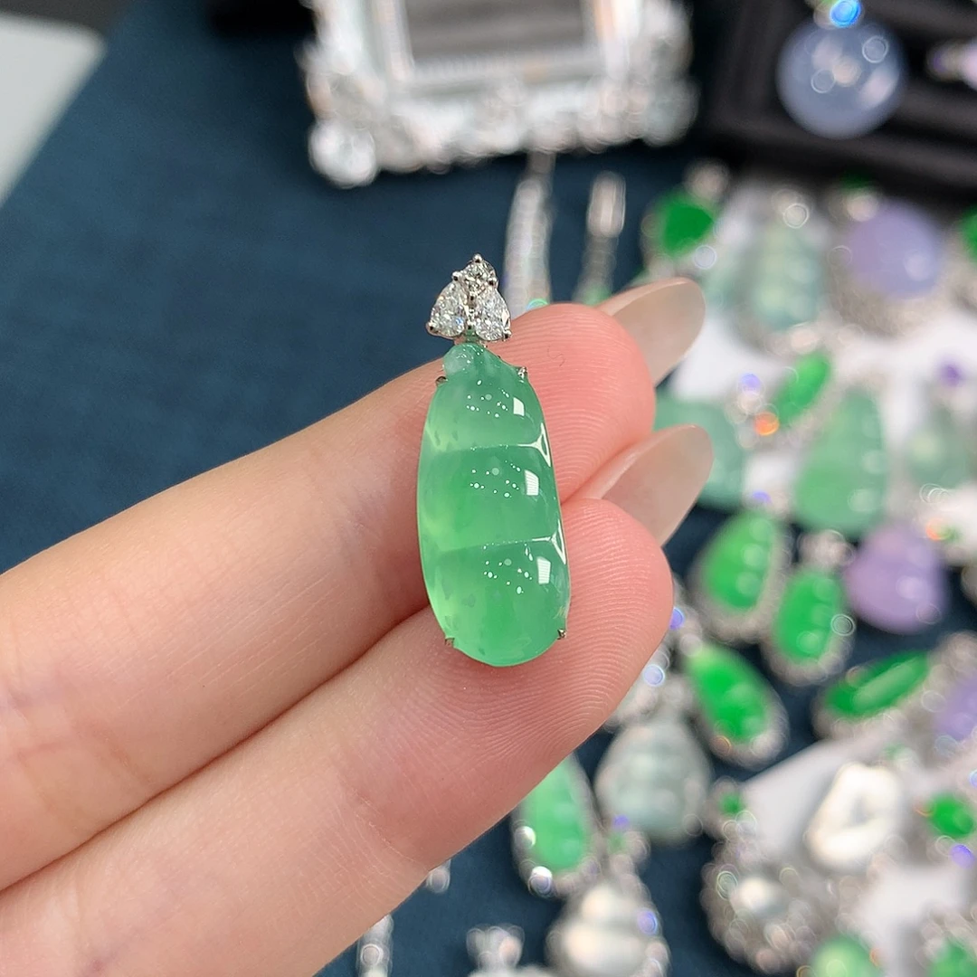 翡翠18K金镶嵌颈饰木那起光暴风雪甜绿豆子 48小时鉴赏期