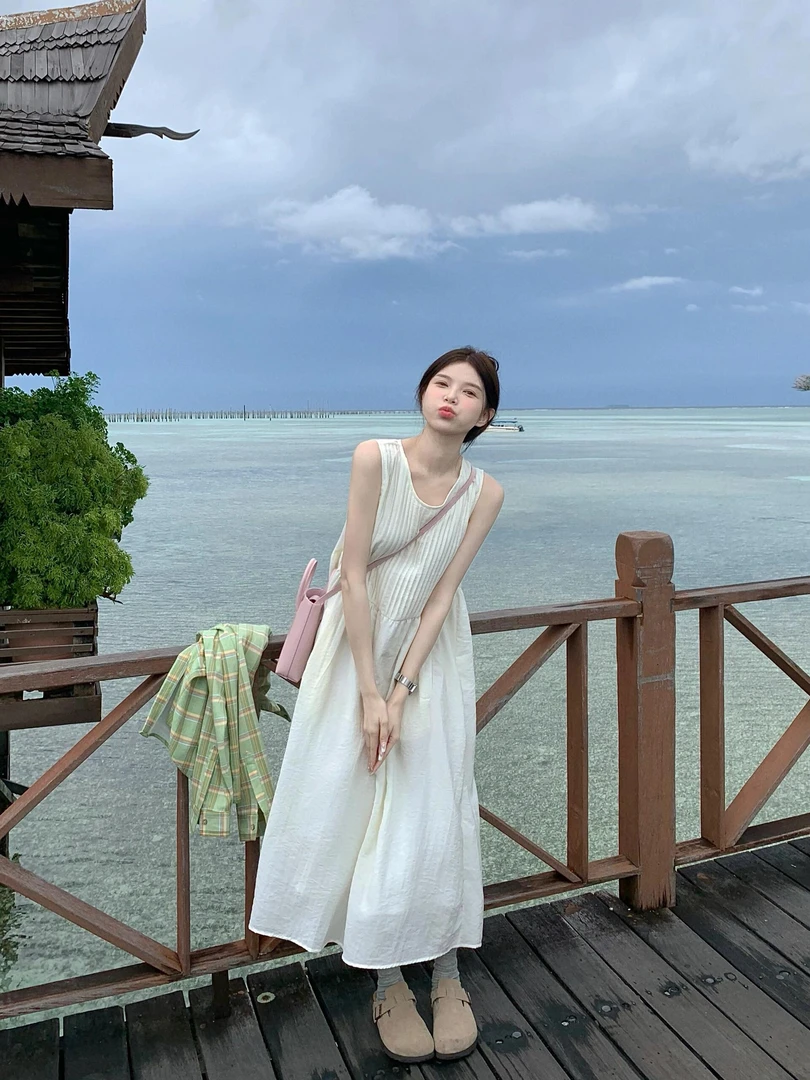 温柔奶白背心圆领压褶气质连衣裙女夏季2025新款宽松显瘦长裙子潮