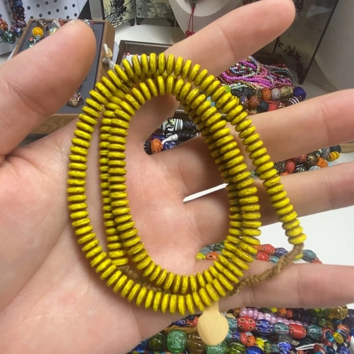颈饰琉璃老隔片 琉璃